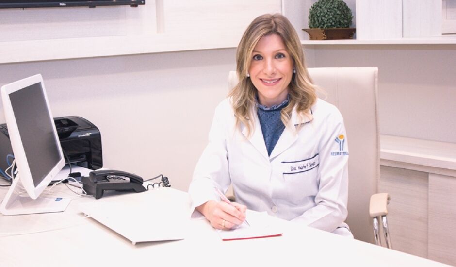 A reumatologista Maria Savazi pontua os principais sintomas e reforça sobre cuidados necessários