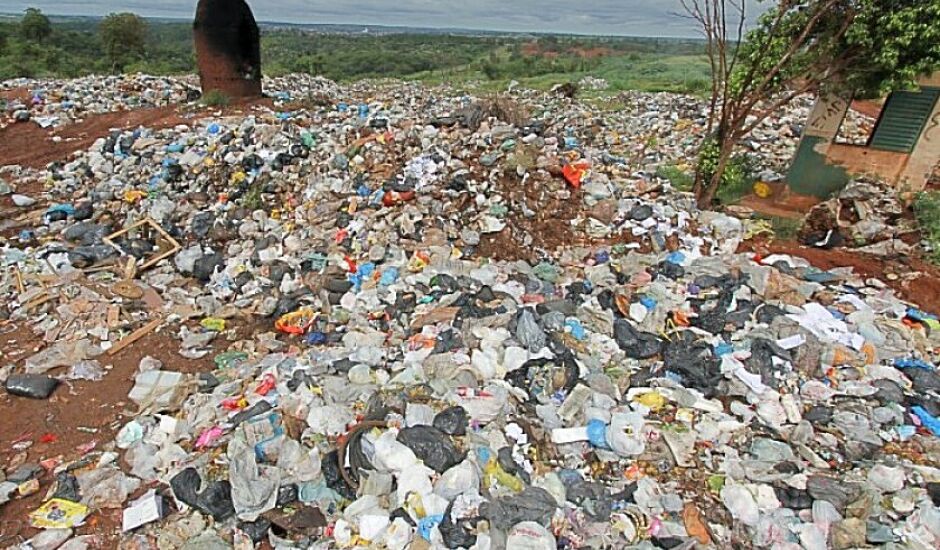 A cidade produz cerca de 30 toneladas de lixo por dia