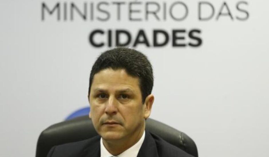 O ministro das Cidades, Bruno Araújo, assina portaria que regulamenta o Programa Cartão Reforma