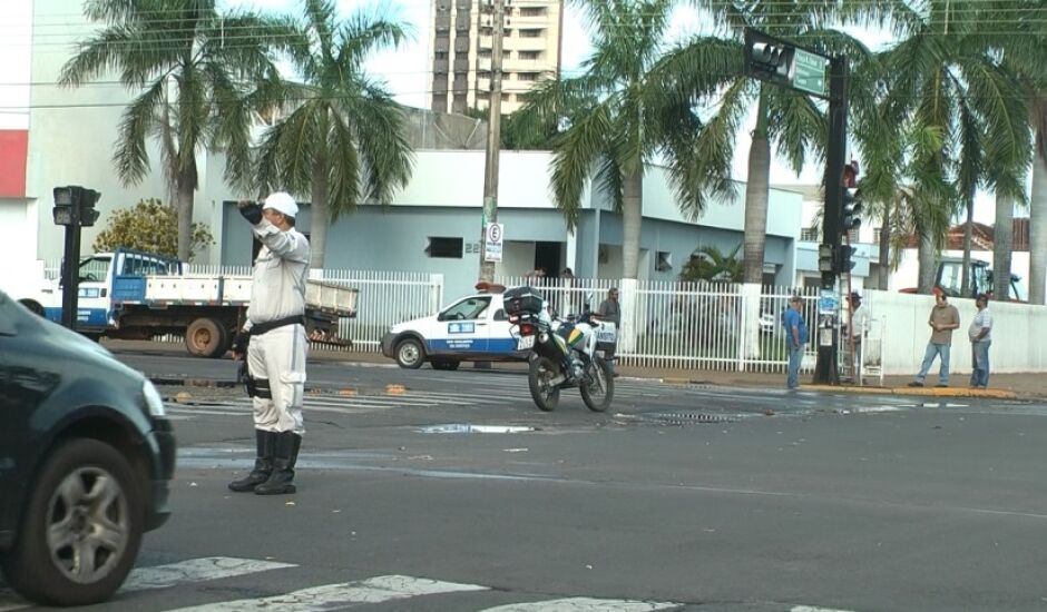 Equipes do setor de trânsito estão pela área central reparando os problemas nos semáforos