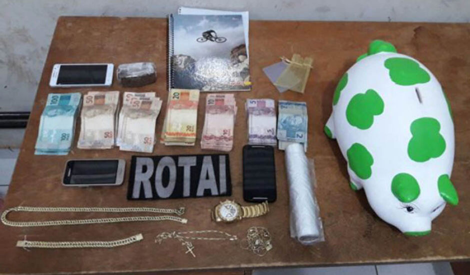 Mais de R$ 12 mil foram encontrados na casa do suspeito