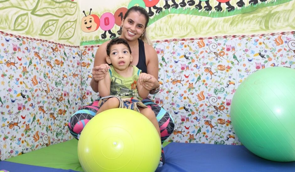 Criança, de quatro anos, nasceu com paralisia cerebral e passa por sessões diárias de fisioterapia