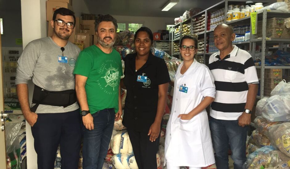 Representantes da rádio entregam doações no Hospital de Câncer de Jales