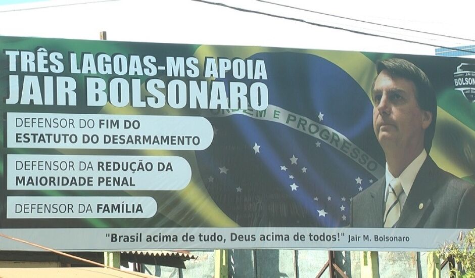 Vândalos rasgaram parte onde o rosto de Jair Bolsonaro estava desenhado; intenção era atear fogo