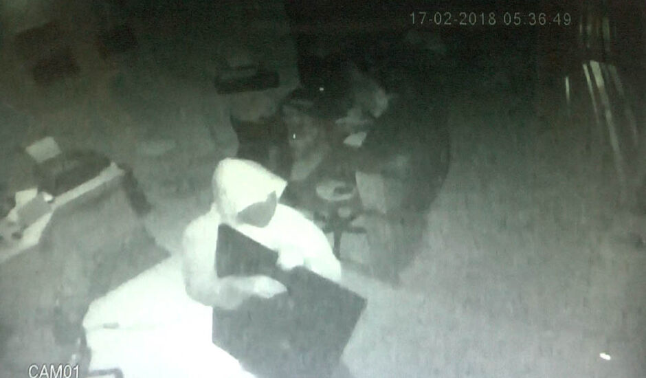 Vídeo registra momento em que ladrão sai com dois aparelhos de TV embaixo dos braços