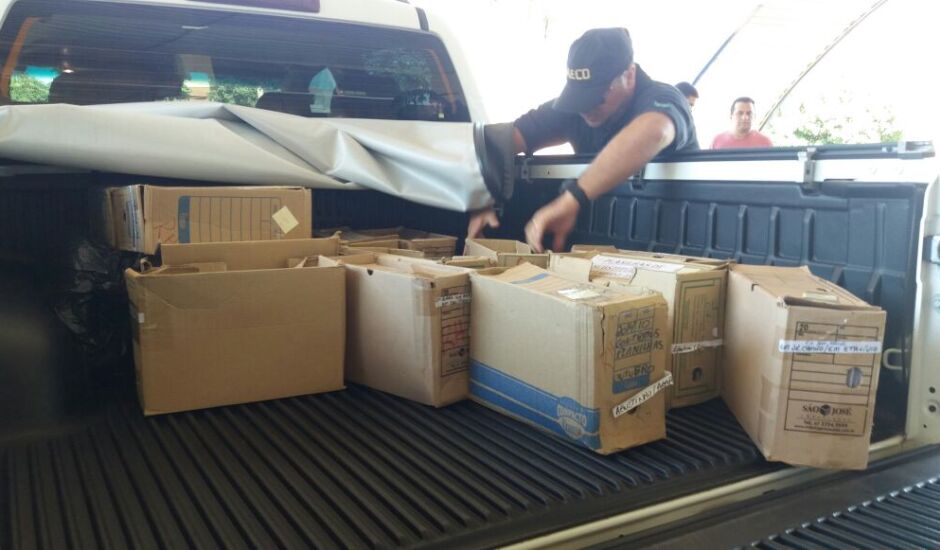 Agentes recolhem caixas com documentos em secretarias municipais de Dourados