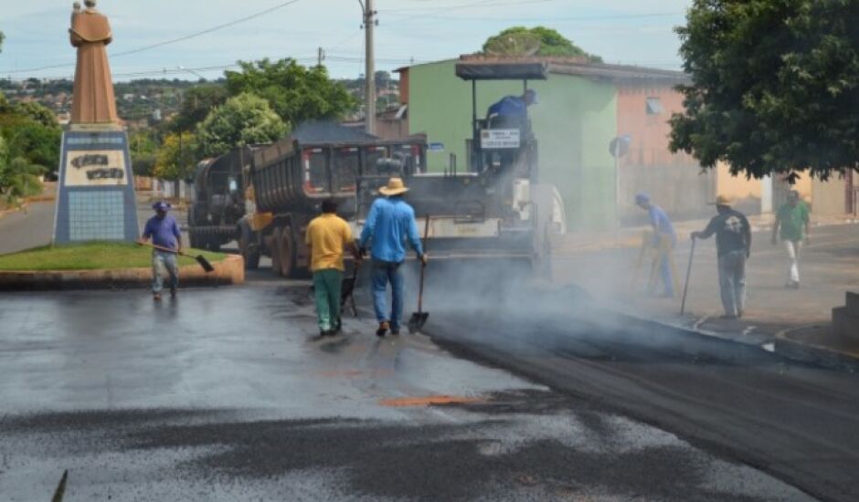 Funcionários da prefeitura trabalham na reconstrução de asfalto deteriorado em apenas 3 anos