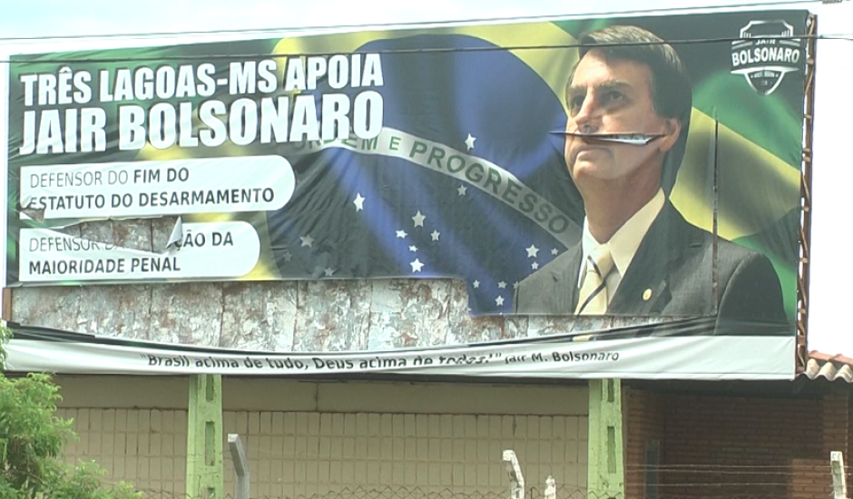 Vândalos rasgaram outdoor e cortaram rosto de Bolsonaro