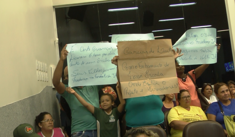 Pais de alunos da escola Elma Garcia Lata, no Distrito de Garcias, em Três Lagoas, compareceram na sessão da Câmara de Vereadores