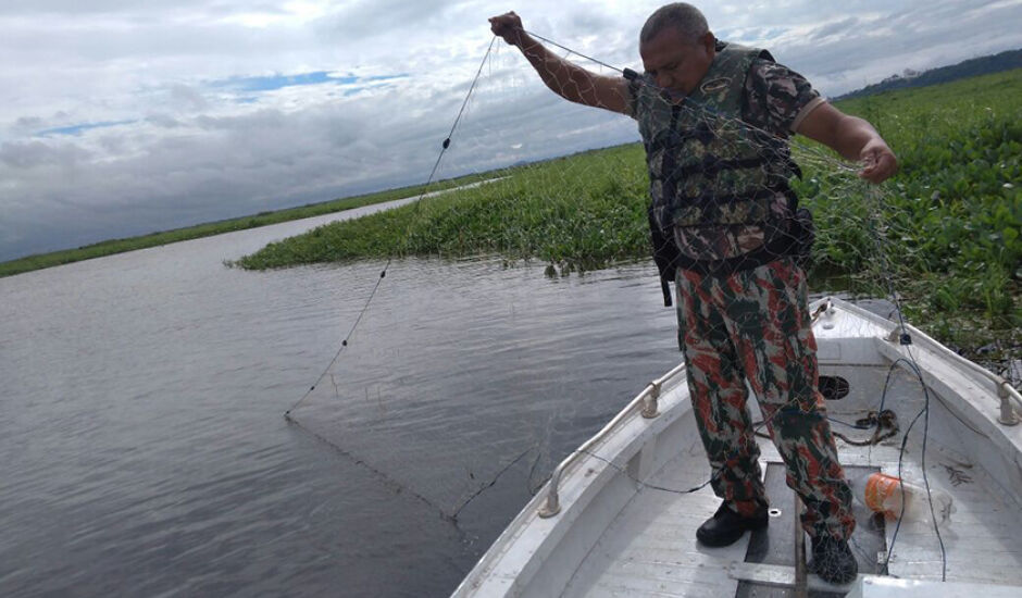 Homem pescava com uma rede de pesca de 180 metros, equipamento proibido