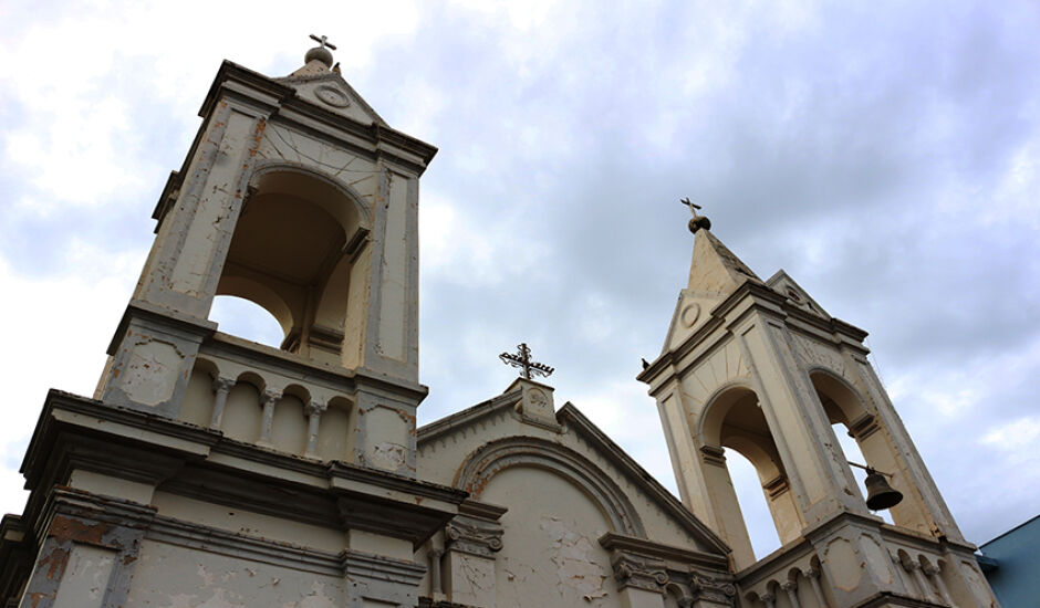 A Igreja Santo Antônio chama atenção pela riqueza de sua arquitetura; os ornamentos exteriores e as portas, por exemplo, possuem fortes influências da Arquitetura Românica