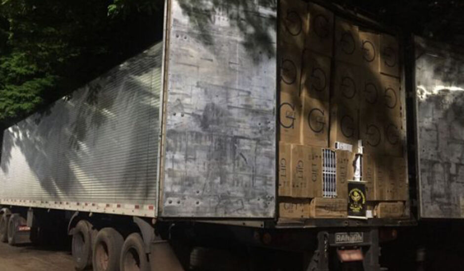 Carga era transportada em um caminhão Scania branco acoplado a um semirreboque