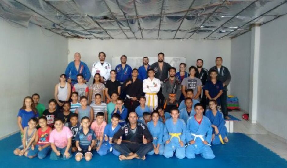 O instrutor convidou importantes atletas de jiu-jítsu de Paranaíba para participarem da primeira aula