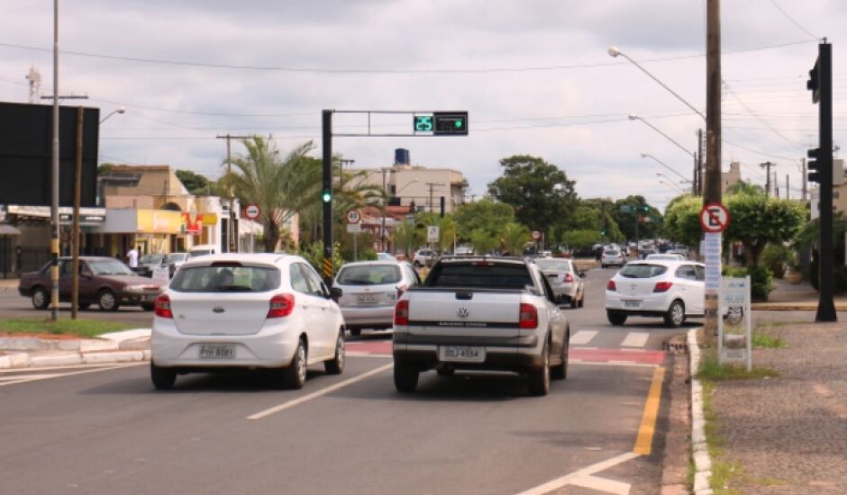 Número de veículos em ruas e avenidas da cidade dificulta o tráfego e gera problemas urbanos