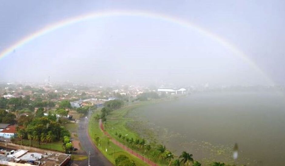 Após a chuva que caiu sobre Três Lagoas, na tarde desta quarta-feira (28), um belo arco-íris coloriu o céu.