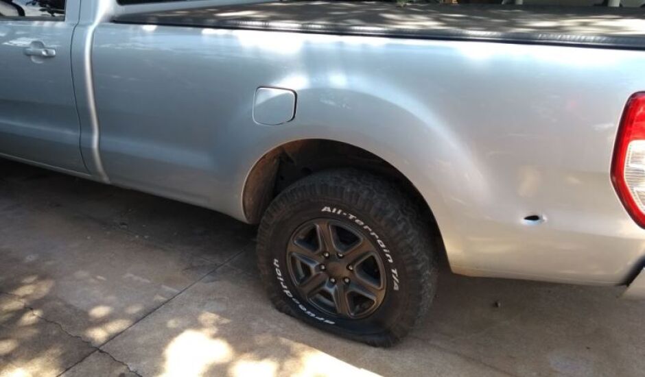 Tiros efetuados por policial atingiram os pneus traseiro e a lataria.