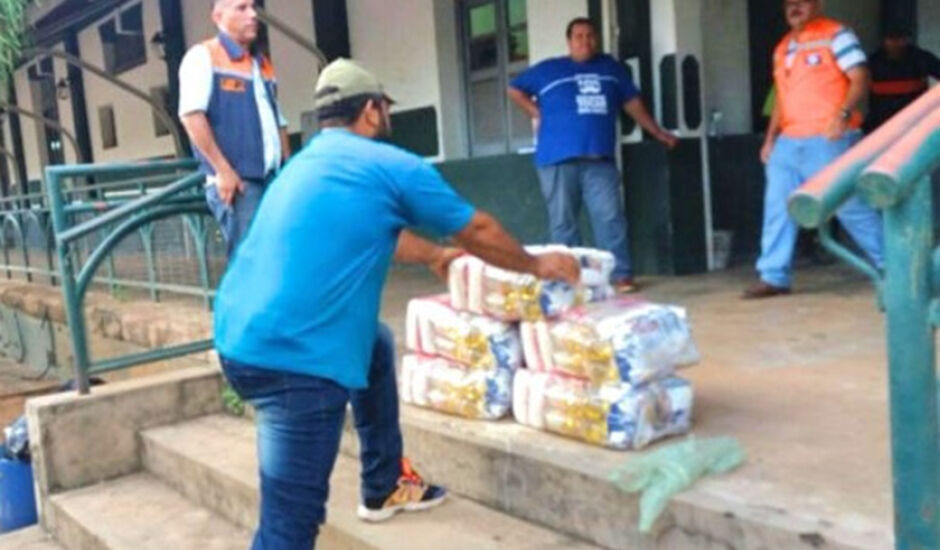 Voluntários descarregando caminhão com produtos das doações realizadas