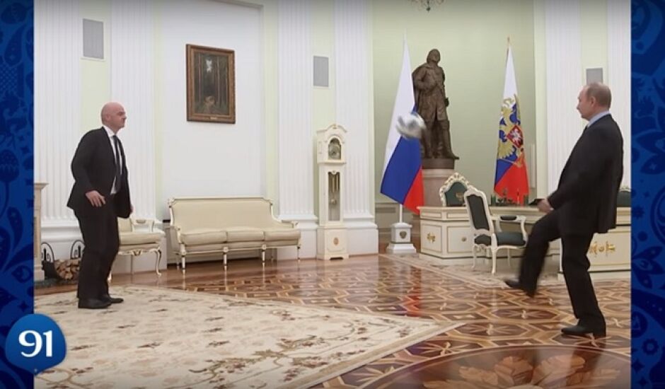 No vídeo, presidente da FIFA 'bate uma bolinha' com o líder russo, Vladimir Putin