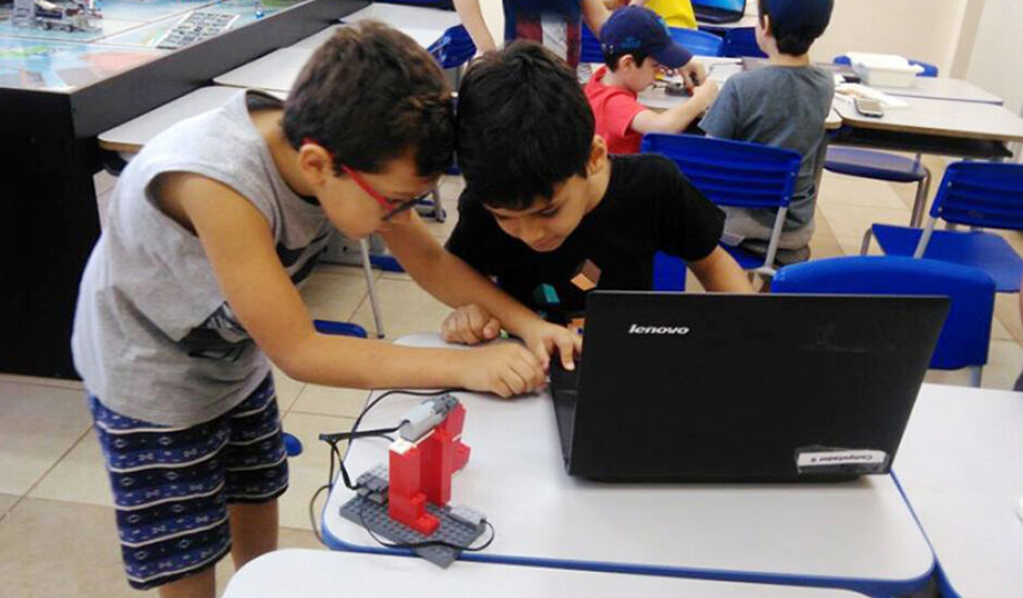 Com o Genius, as crianças entre 7 e 9 anos de idade começam desde cedo a ter contato com a linguagem de programação