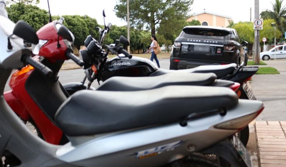 Carro de luxo estacionado de maneira irregular em área permitida apenas para o estacionamento de motos. O registro foi feito na avenida Antonio Trajano, no Centro, de Três Lagoas