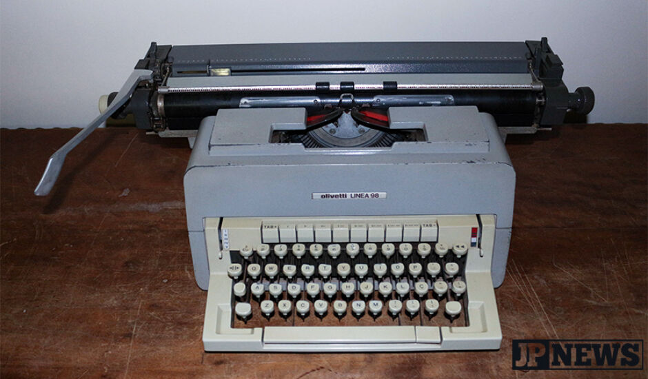 Máquina de escrever é uma verdadeira relíquia em tempos de smartphones, tablets e computadores