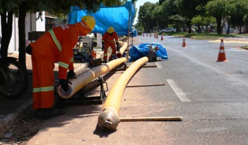 Trabalhadores executam instalação de rede de gás natural na avenida Filinto Müller, em Três Lagoas
