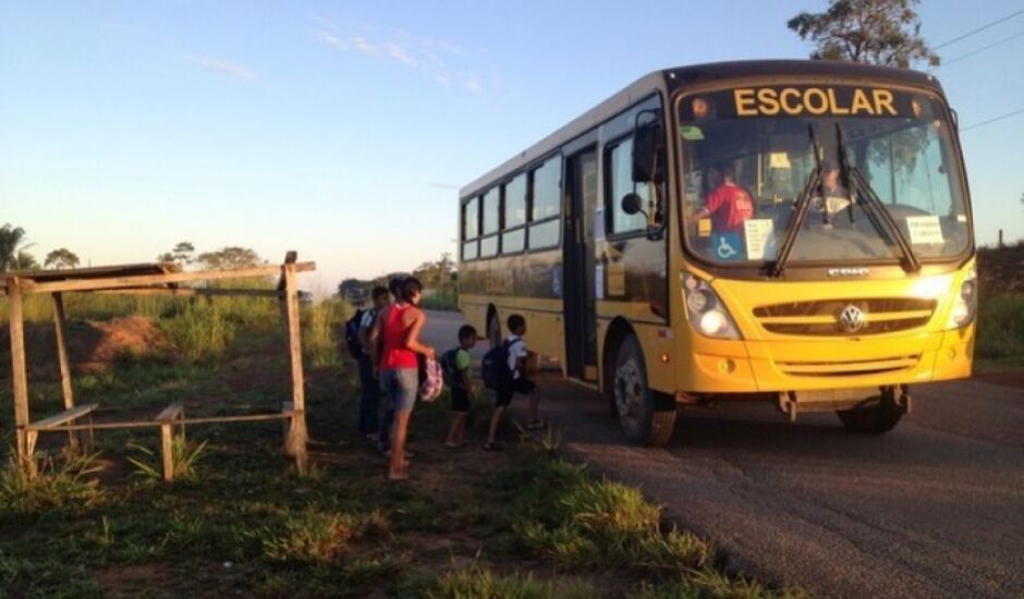 Ônibus escolares só poderiam buscar ou deixar os alunos na entrada das propriedades em duas situações