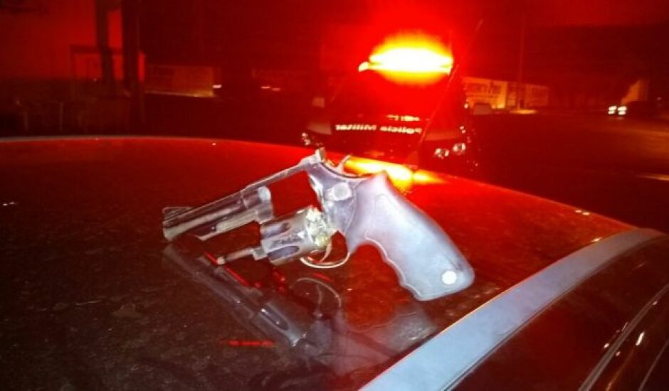 Policiais localizaram um revólver calibre 38 mm