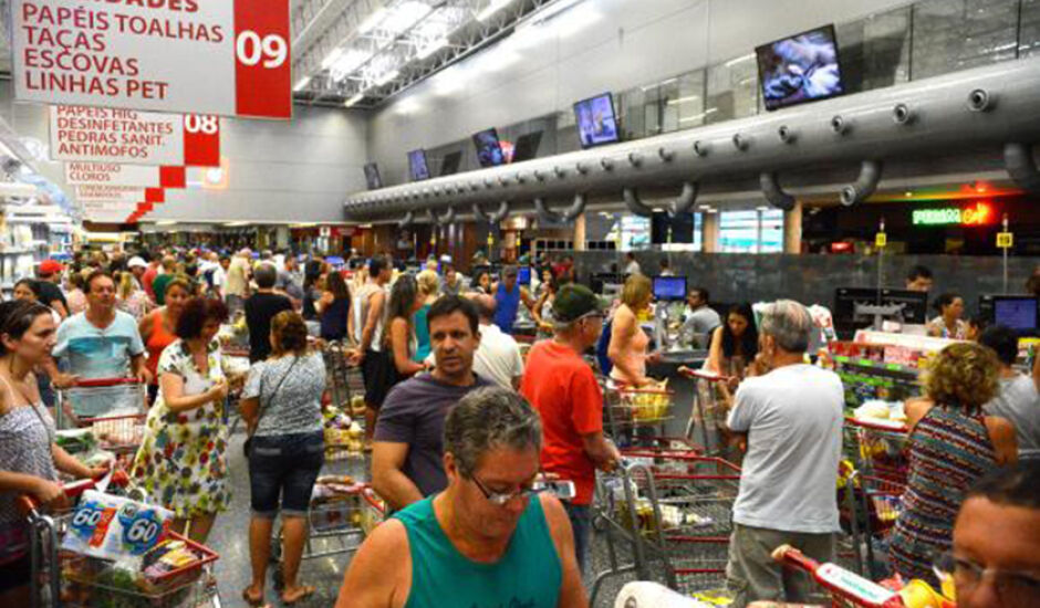 Supermercados lotados com filas nos caixas e na entrada funcionam com horário reduzido