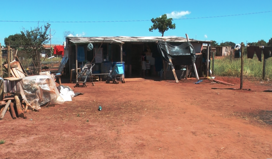 Famílias moram em barracos construídos no loteamento Jardim das Primaveras