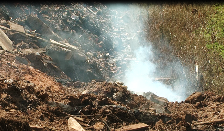 Moradores reclamam da fumaça das queimadas provenientes do buracão