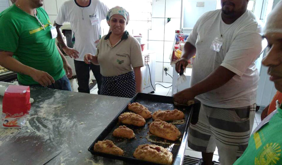 O objetivo geral das aulas foi produzir artesanalmente pães e salgados para consumo familiar
