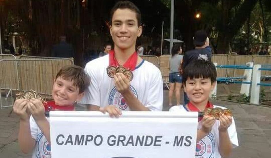 Os atletas João Francisco Cunha, Igor Mendes e Luis Carlos Aquino, da esquerda para a direita.