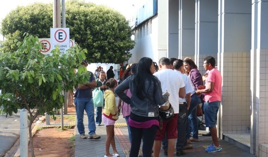 Centenas de pessoas na fila para atendimento em agência bancária, em Três Lagoas.