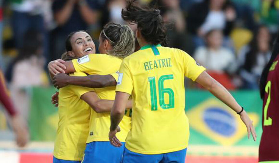 A atacante Marta comemora seu gol na vitória por 4 a 0 contra a Venezuela