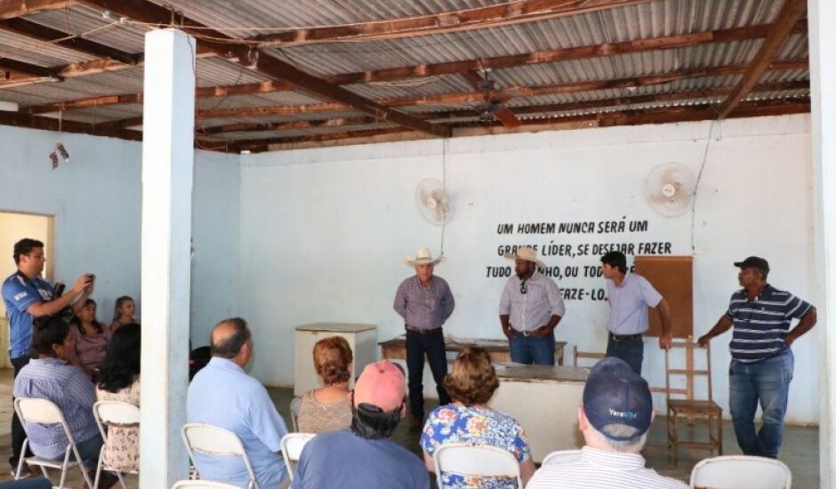Prefeito em reunião com moradores e representantes de associações no Distrito de Arapuá