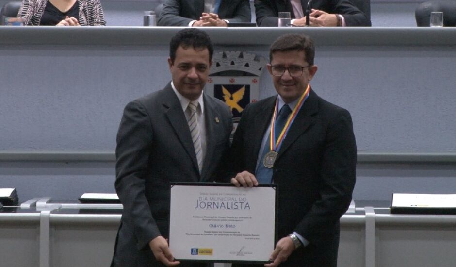 Otávio Neto, gerente de jornalismo do Grupo RCN, recebeu a homenagem do vereador Cazuza.