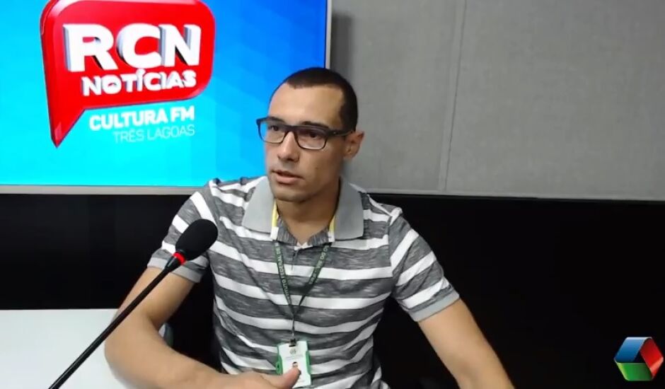 Professor Rogério Antoniassi durante entrevista