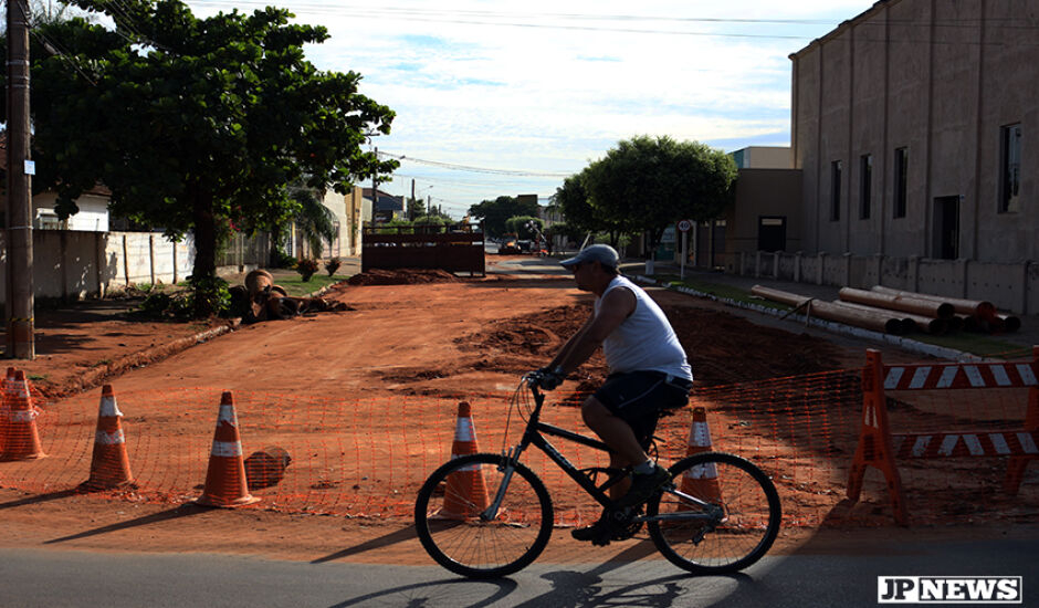 Rua Duque de Caxias está interdidata entre a avenida Rosário Congro e a rua Paranaíba, no Centro de Três Lagoas, durante a manhã desta quarta-feira