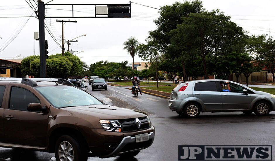Segunda começou e foi de movimentação de veículos na avenida Eloy Chaves com a rua Egídio Thomé.