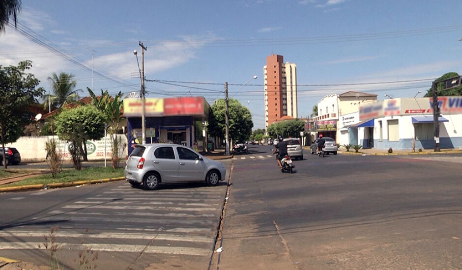 Imprudência trânsito, no cruzamento da avenida Filinto Muller com a rua Paranaíba.