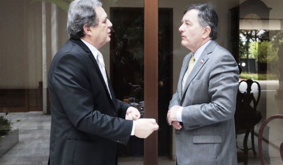 Ministro se reuniu com o senador Waldemir Moka, na Embaixada do Chile em Brasília