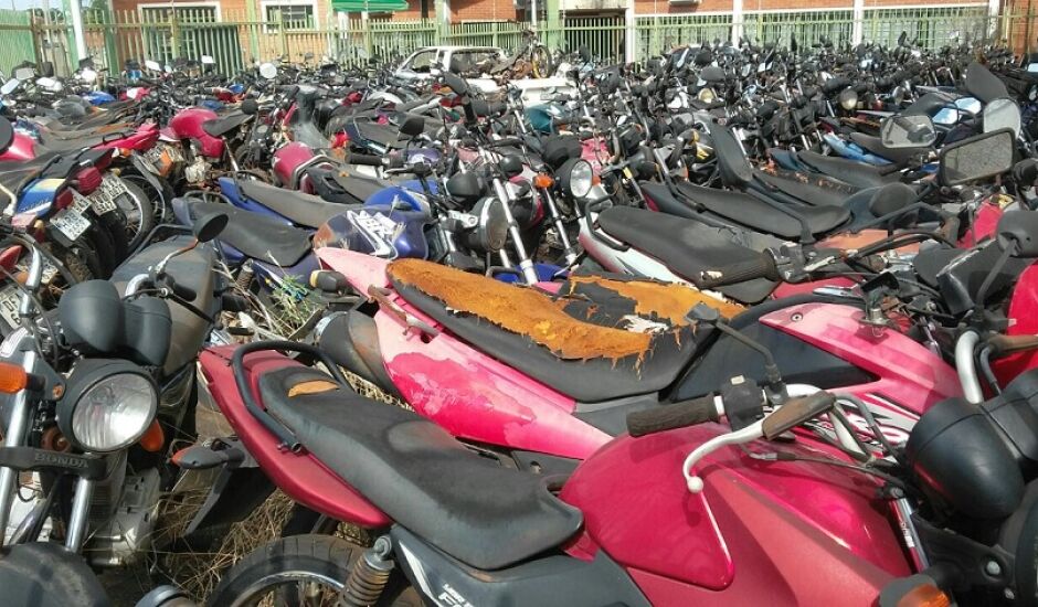 Local está cheio de motos e carros sem condições de uso