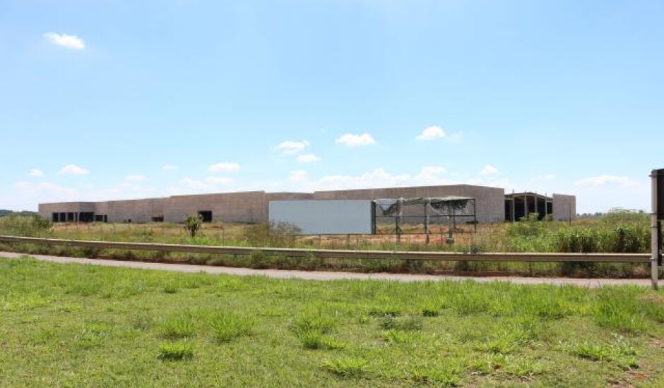 Pedra fundamental do shopping de Três Lagoas foi lançada em 2011; obra segue inacabada