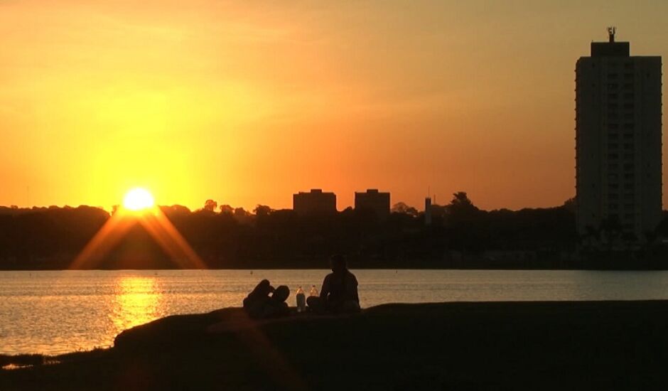Pôr do sol na Lagoa Maior, um cartão postal de Três Lagoas