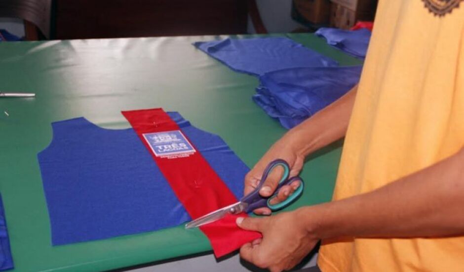 Presos confeccionam uniformes e mochilas para alunos da Reme