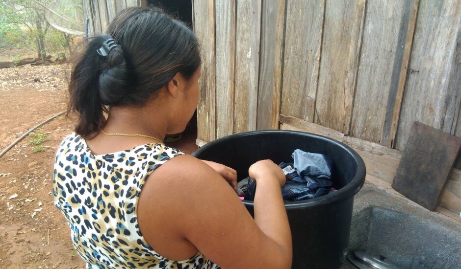 A estudante Mariana Alves da Silva, de 16 anos, conta que ela sempre precisa pegar as roupas para lavar nos vizinhos