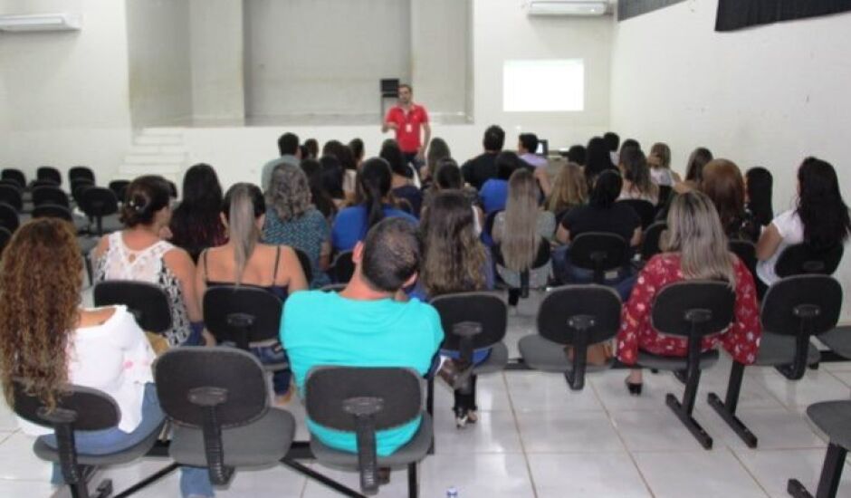 Curso foi aberto no último dia 26, na Escola Municipal Professor João de Lima Paes