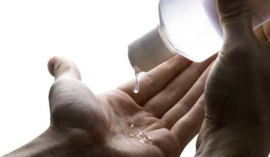 Álcool gel é uma alternativa para higienizar as mãos ao longo do dia