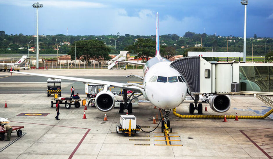 Avião é abastecido no aeroporto de Brasília